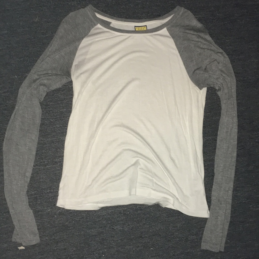 Long sleeve grey and white tee